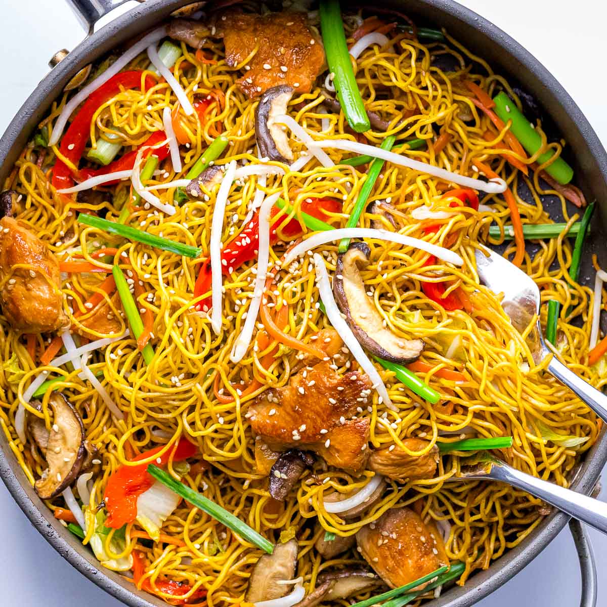 chicken chow mein noodles with vegetables, bean sprouts, peppers in a pan