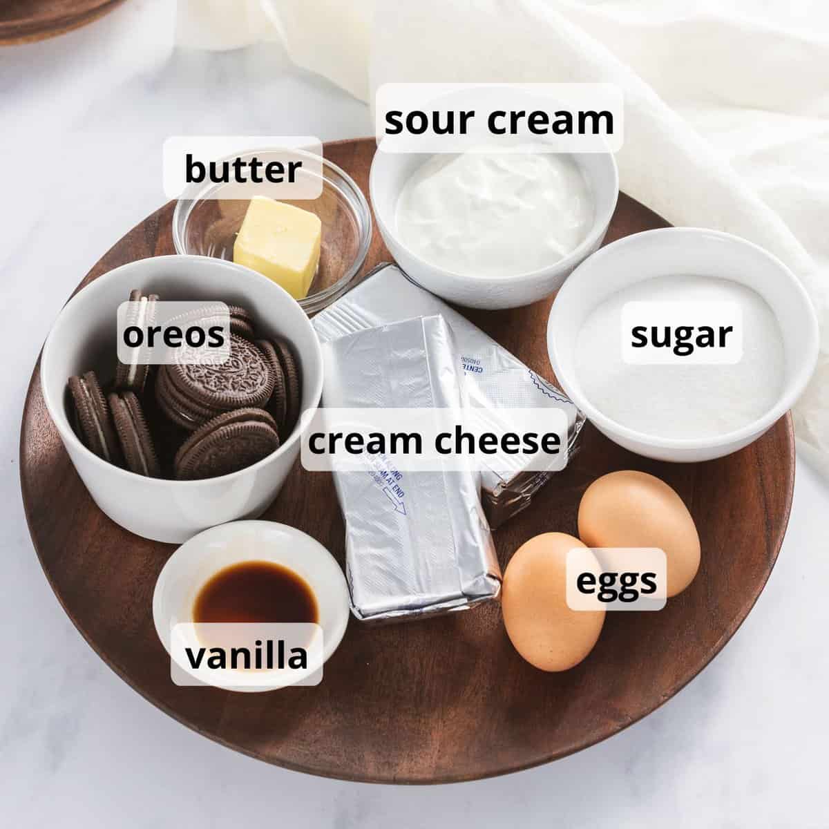 Ingredients for Oreo cheesecake with text.