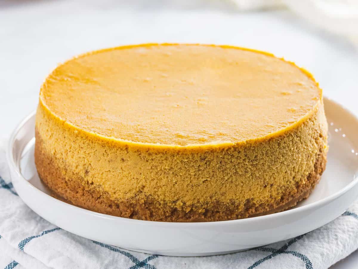 Pumpkin cheesecake without cracks. 