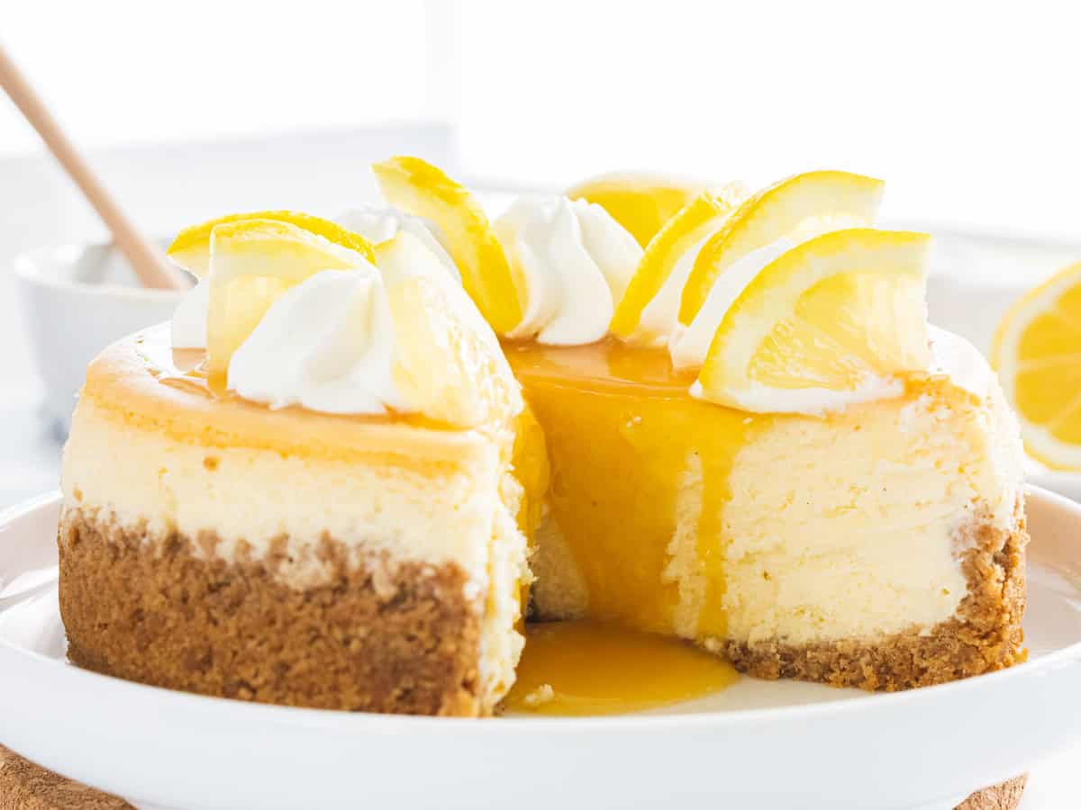 Lemon cheesecake with lemon slices and lemon curd.